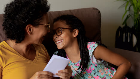 Niña-Y-Mujer-Felices-Abrazándose-En-Casa